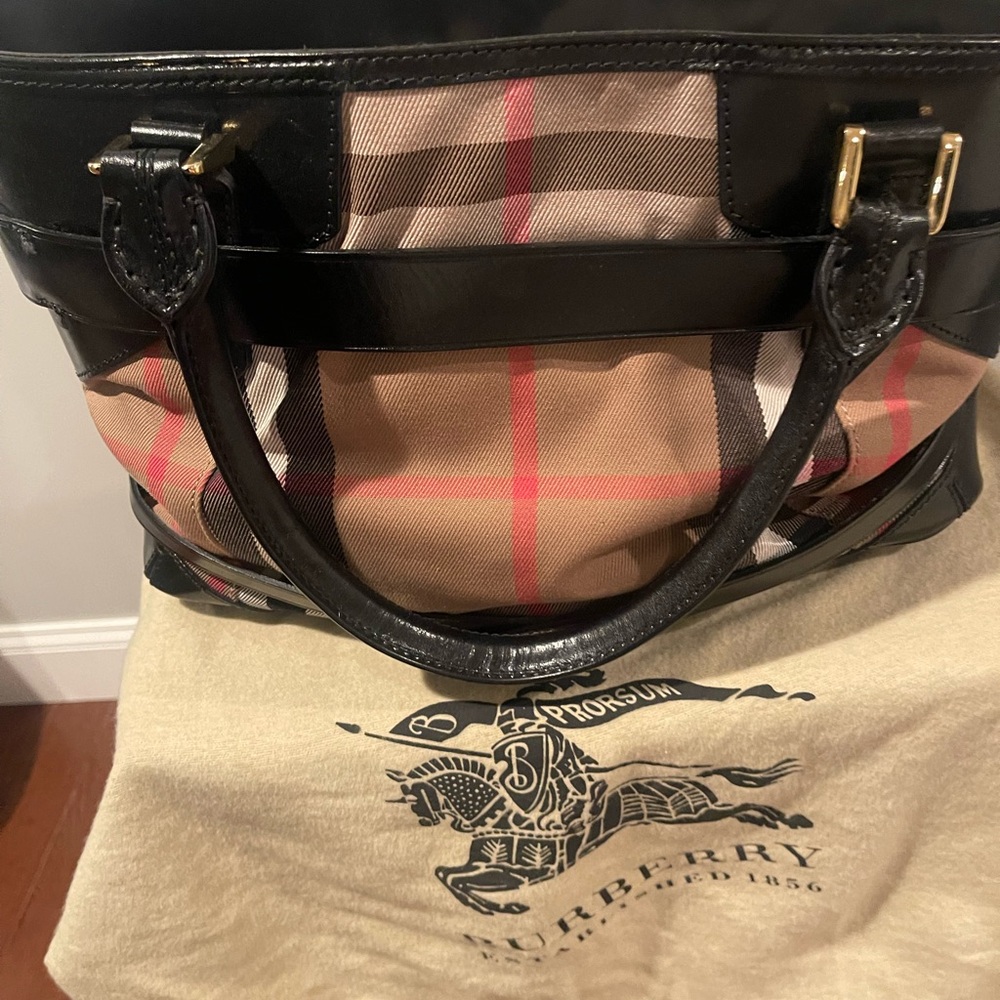 Burberry Authentic Handbag looks new lightly used 3x - Picture 6 of 8